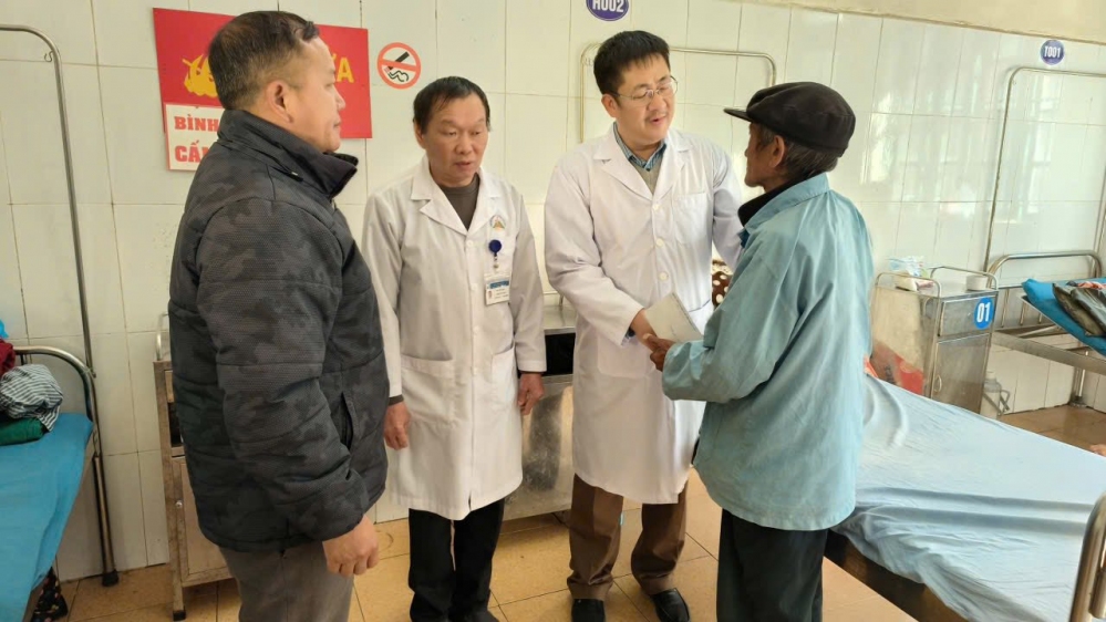 LÃNH ĐẠO BỆNH VIỆN ĐA KHOA KHU VỰC ĐỒNG VĂN TRAO TIỀN HỖ TRỢ CHO BỆNH NHÂN NGHÈO