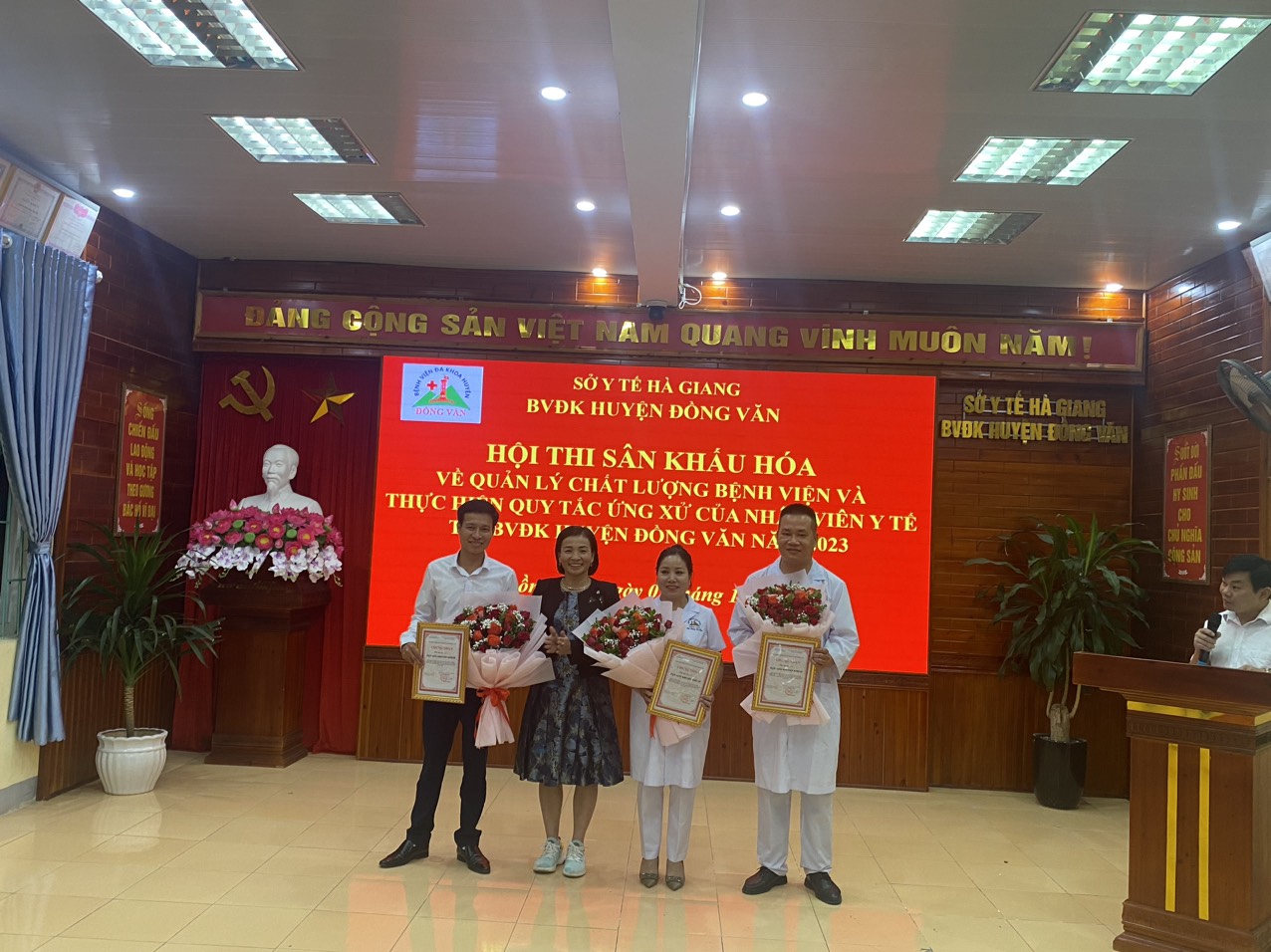 Đ/c Nguyễn Thị Hải Yến- Trưởng khoa Dươc - Phó chủ tịch Công đoàn trao giải khuyến khích cho các đội thi số 02; đội số 04; đội số 06.