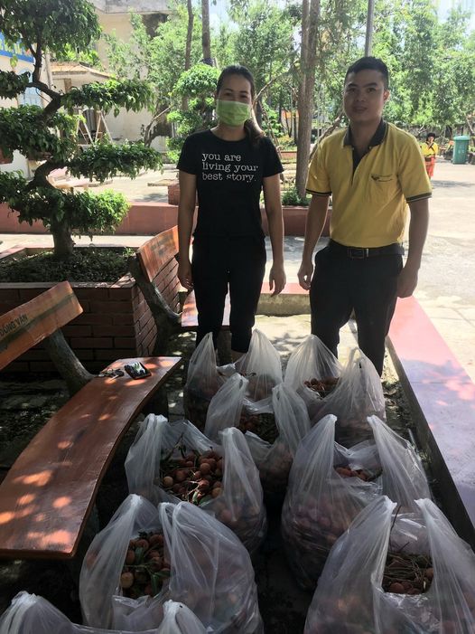 Cán bộ Bệnh viện đa khoa huyện Đồng Văn chung tay hỗ trợ tiêu thụ nông sản Bắc Giang