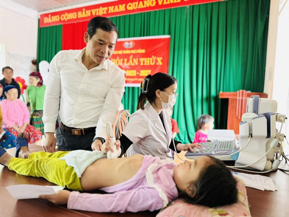 BVĐK huyện Đồng Văn tổ chức tư vấn, khám sức khoẻ, phát thuốc cho nhân dân thôn Má Pắng