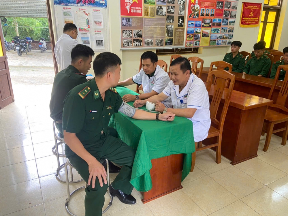 KSK cho cán bộ chiến sĩ Biên Phòng đồn Biên Phòng Lũng Cú trong chương trình Quân dân Y kết hợp