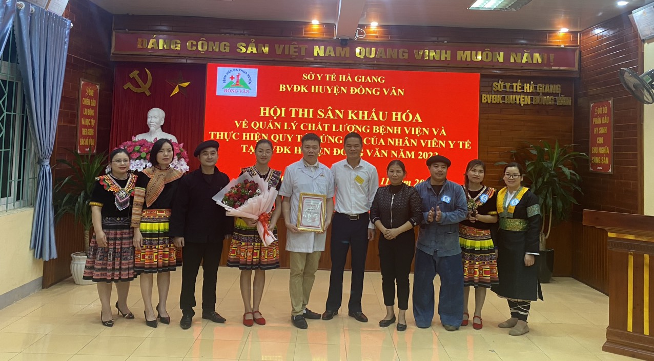 BSCKI. Vũ Văn Đại - Phó Giám đốc BV - Phó trưởng ban Tổ chức cuộc thi trao giải ba cho đội thi số 05