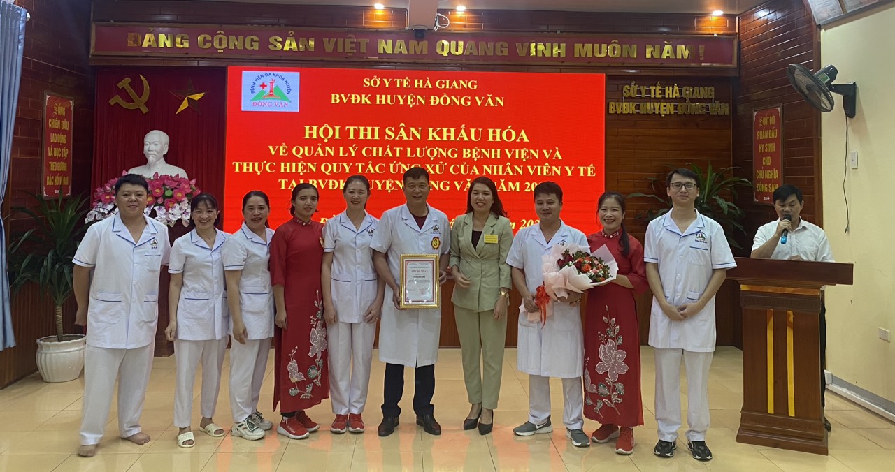 BSCKI. Nguyễn Thị Nhơn - Phó Giám đốc BV, Phó Trưởng Ban tổ chức trao giải nhì cho Đội Thi số 03