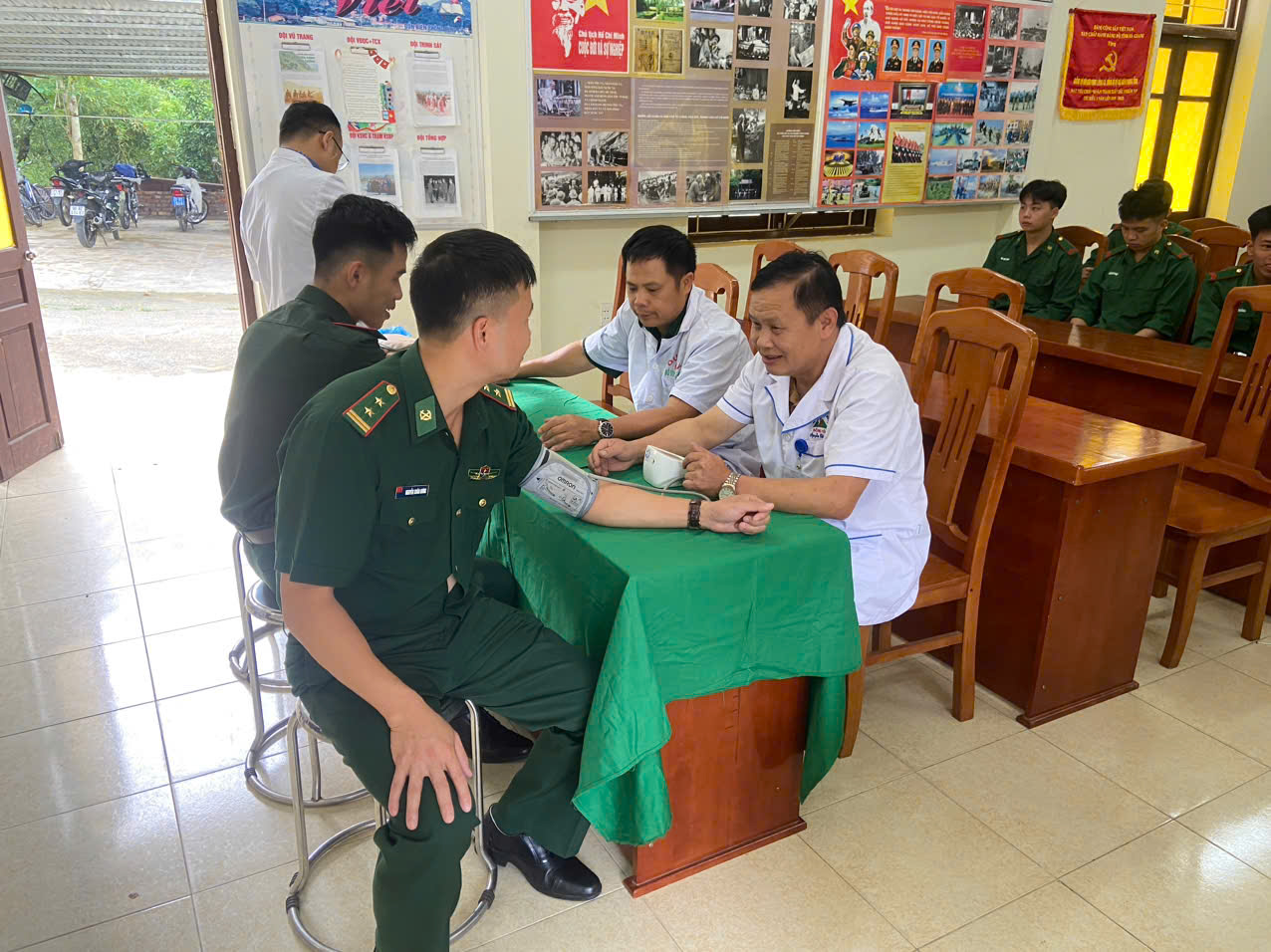 KSK cho cán bộ chiến sĩ Biên Phòng đồn Biên Phòng Lũng Cú trong chương trình Quân dân Y kết hợp